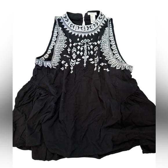 Forever 21 Black Embroidered Sleeveless Blouse โ Size medium - Picture 1 of 3